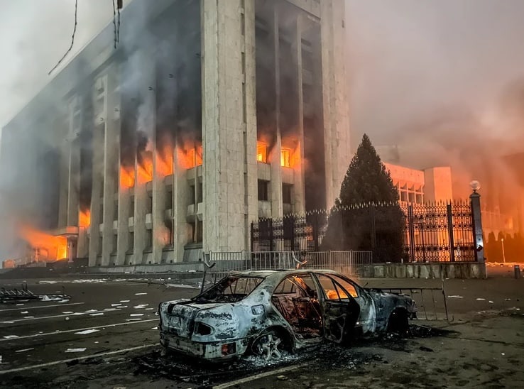 boeviki_v_alma_ate_otrezali_golovi_politseyskim_i_okrujili_bolnitsi_odkb_vvodit_voyska_v_kazahstan_4745.jpg