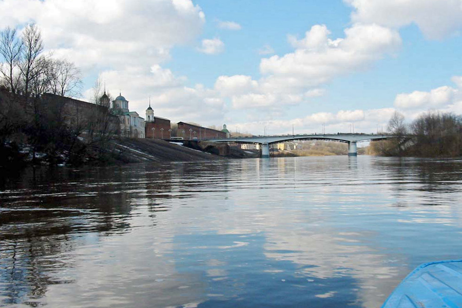 С воды. С другой стороны моста.