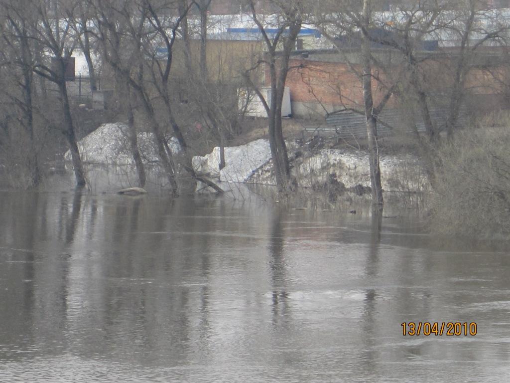 Задворки рынка - даже в городе растаял ещё не весь снег.