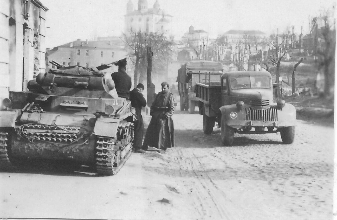 V262 Foto Russland Smolensk Wehrmacht LKW Panzerkampfwagen Panzer in Stadt.jpeg