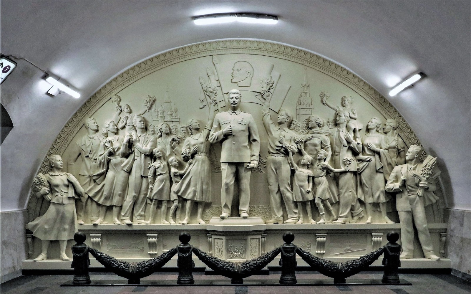 Барельеф в метро.jpg
