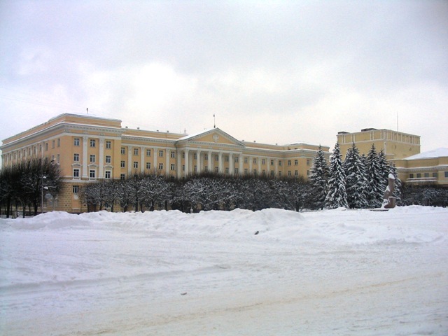 Смоленск дом Советов зима 2004 веб.JPG