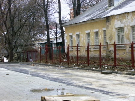 Новый забор со стороны южного фасада дома. Думаю, что остальная придомовая территория огорожена не будет, т.к. никакого намека на продолжение возведения забора вокруг новостройки пока нет...