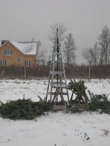 каркас установлен, ветки привезены