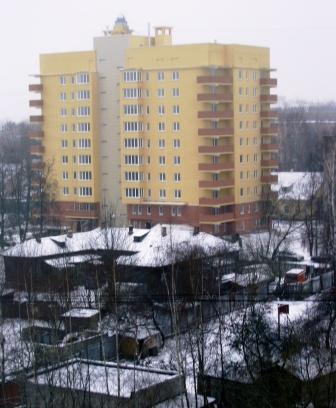 На переднем плане, в правом нижнем углу видны баскетбольные стойки, уже установленные на территории двора дома