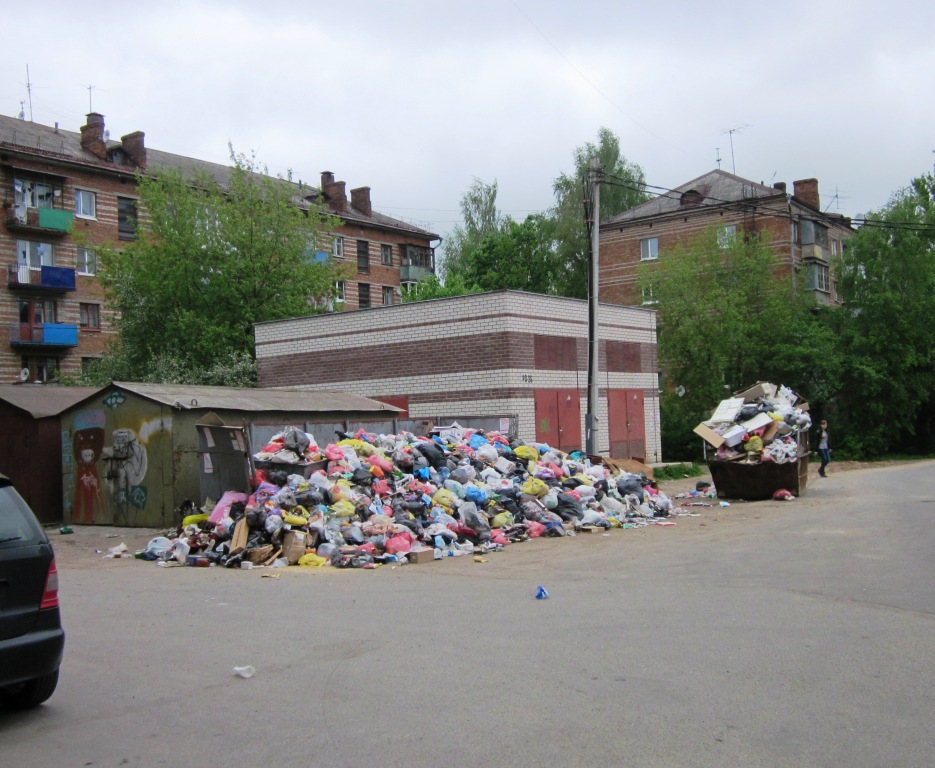 помойка перед Нахимовским.jpg