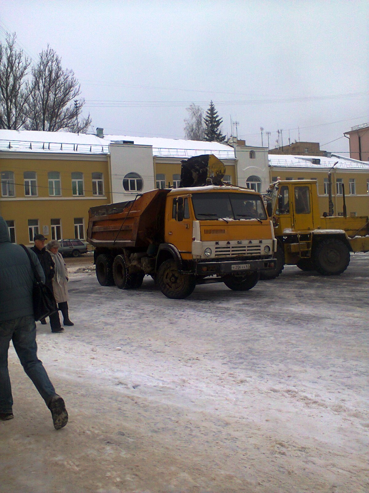 Снегоуборочная техника в районе Громовой башни...