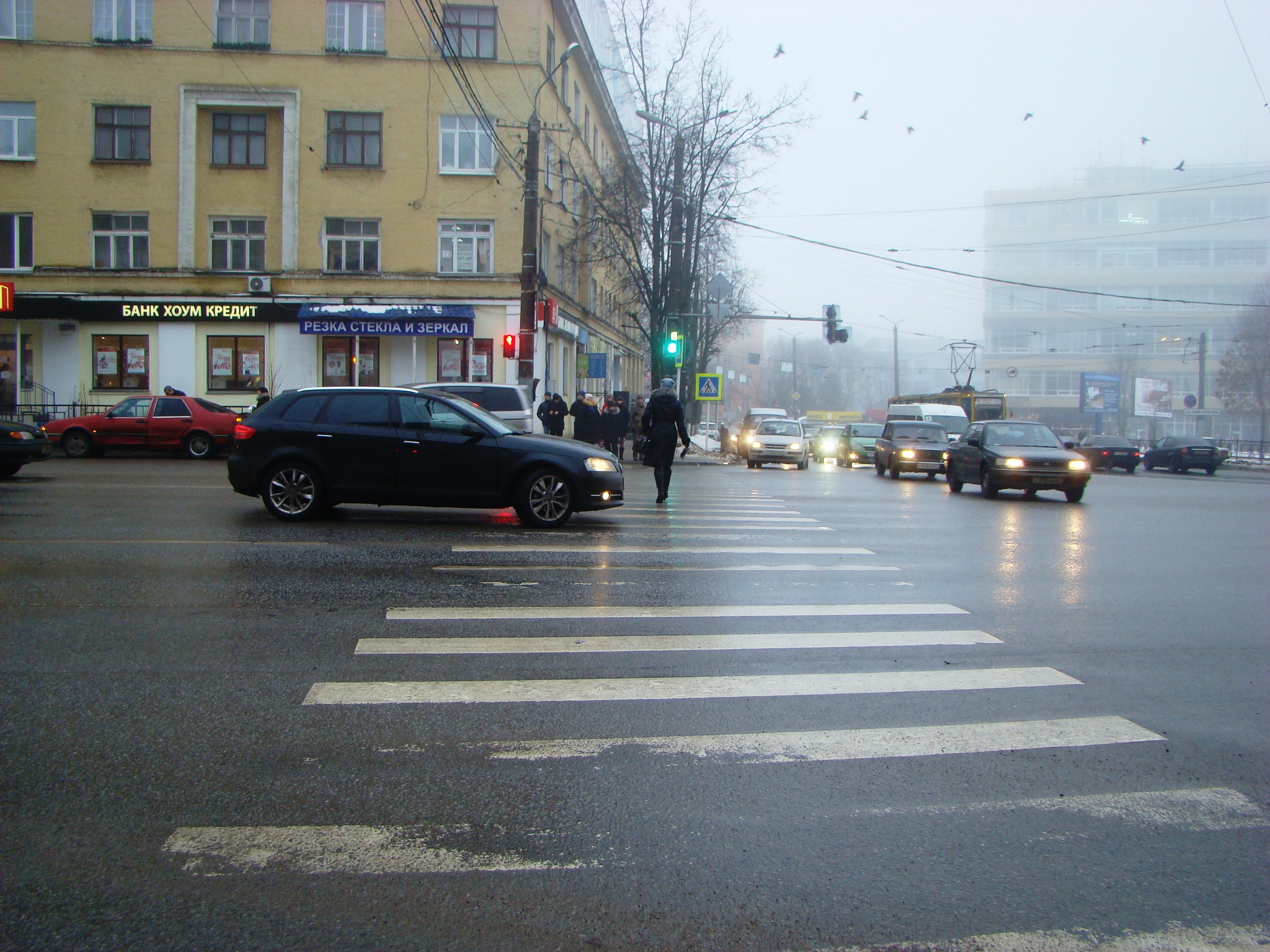 Женщина уверенно и спокойно перешла дорогу...