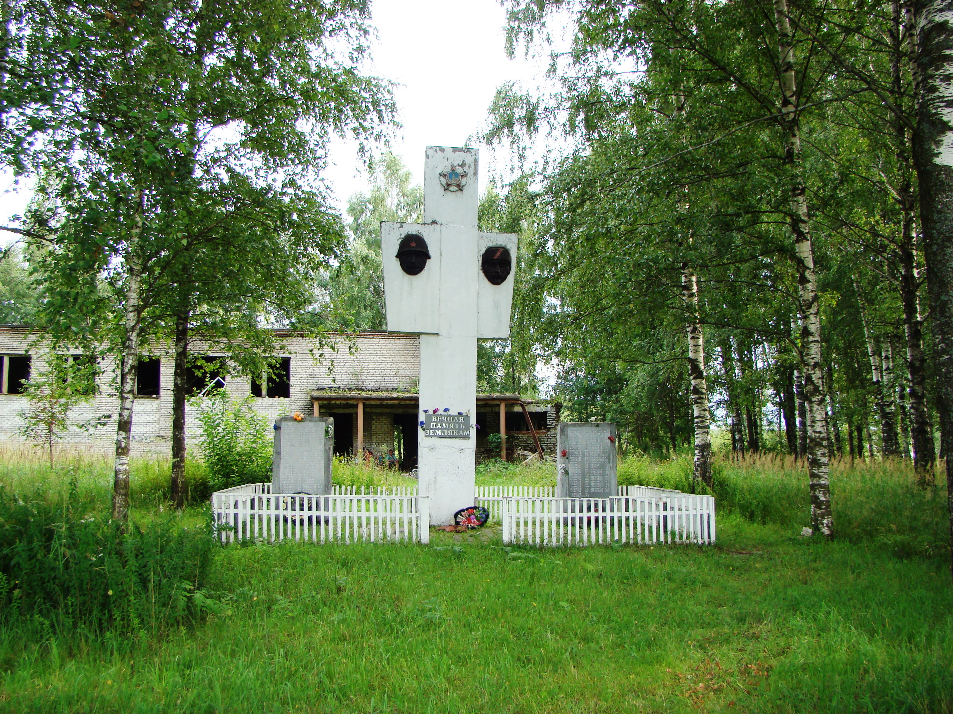 Берёзкино, Памятная стела погибшим землякам, ДК на заднем плане.JPG