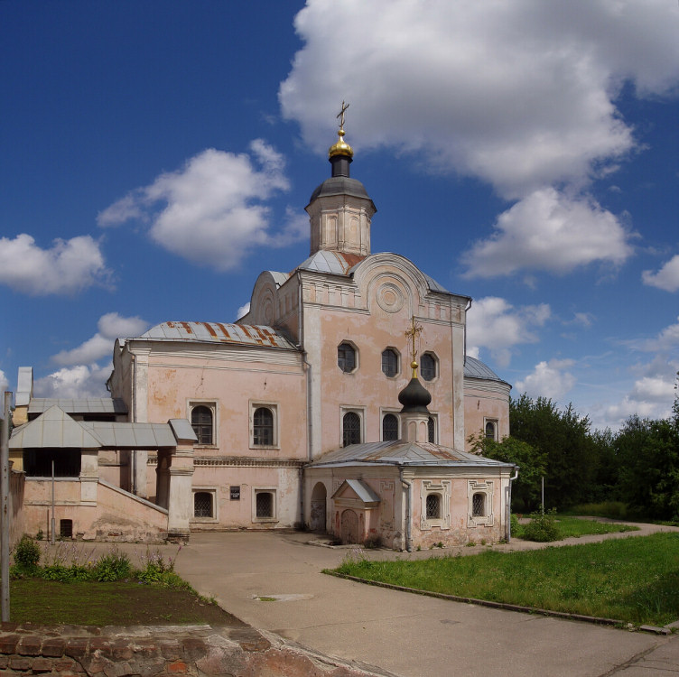 Маленькая церквушка, в её подвалах были почитаемые могилы...