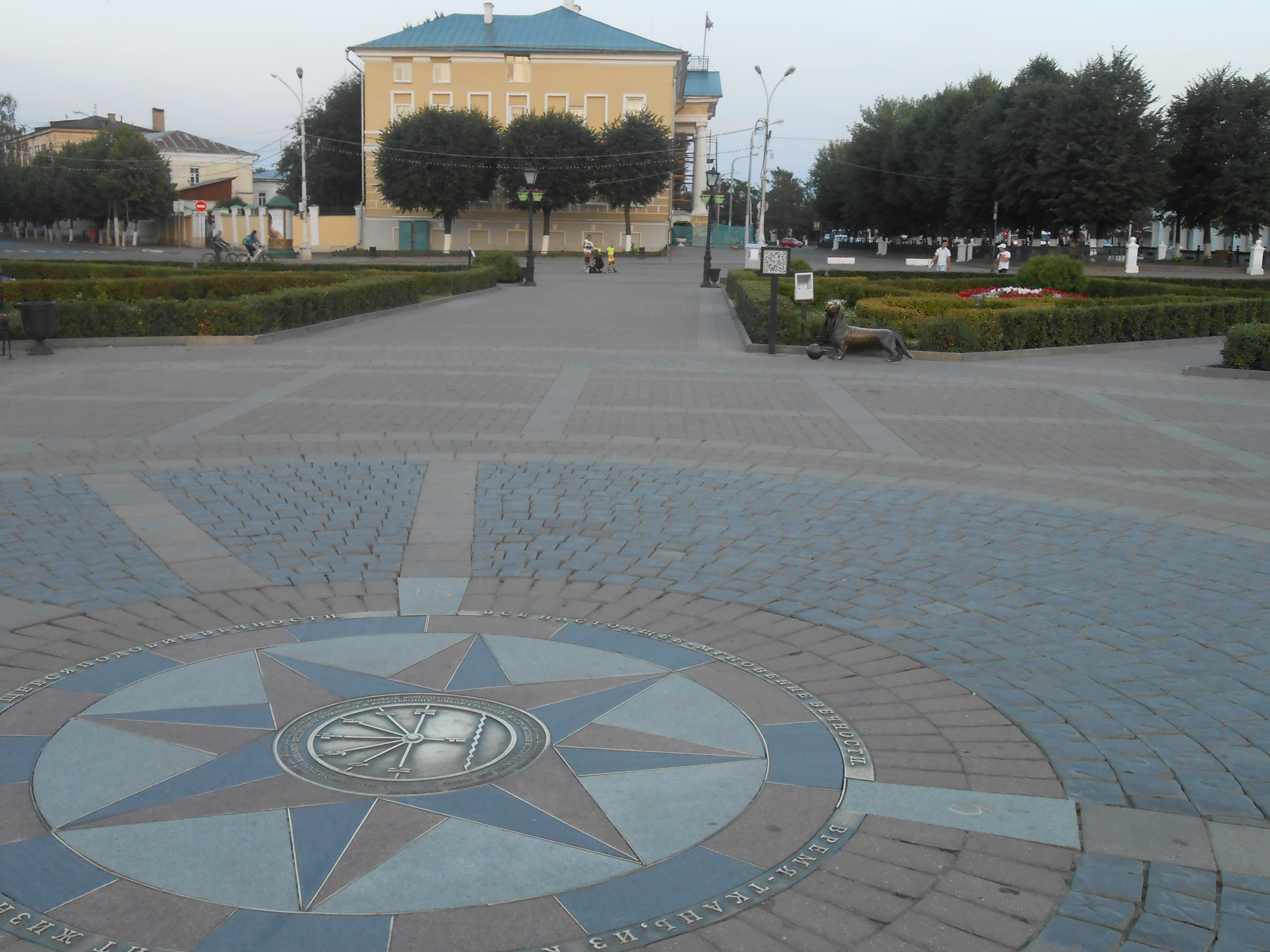 В Костроме есть собачка, которую установили практически в самом центре города на, так называемой, Сковороде, месте паломничества туристов..