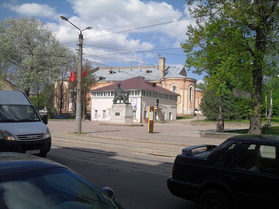 недавнее фото из интернета... Прилегающий к площади уголок...