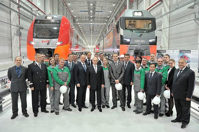 Workers_of_Ural_Locomotives_with_Vladimir_Putin.jpeg