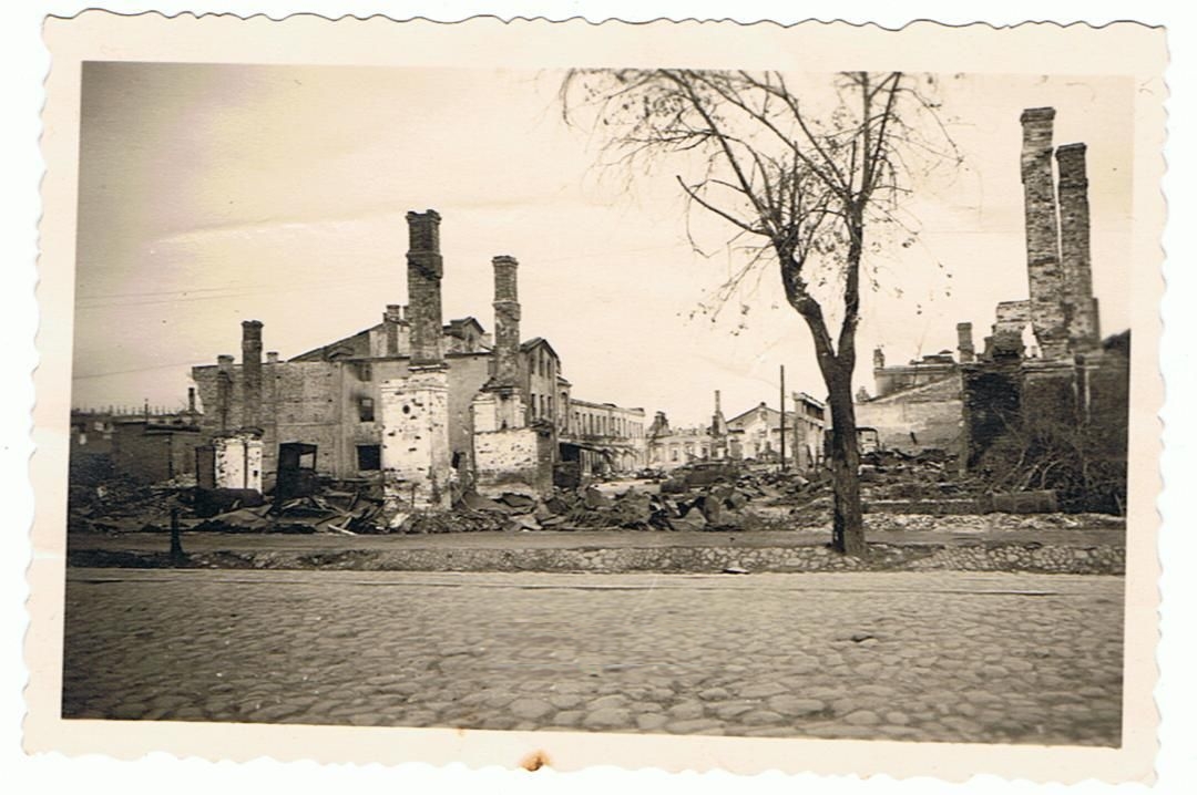 durch Krieg zertstörte Strasse - Häuser in Smolensk.JPG