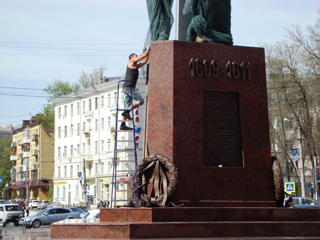 Пятнышки оттирали вручную- доводили объект до кондиции