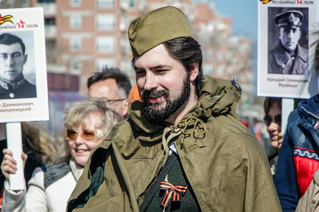 11_russian_colorado_bugs_meeting_at_brighton_beach_in_new_york.jpg