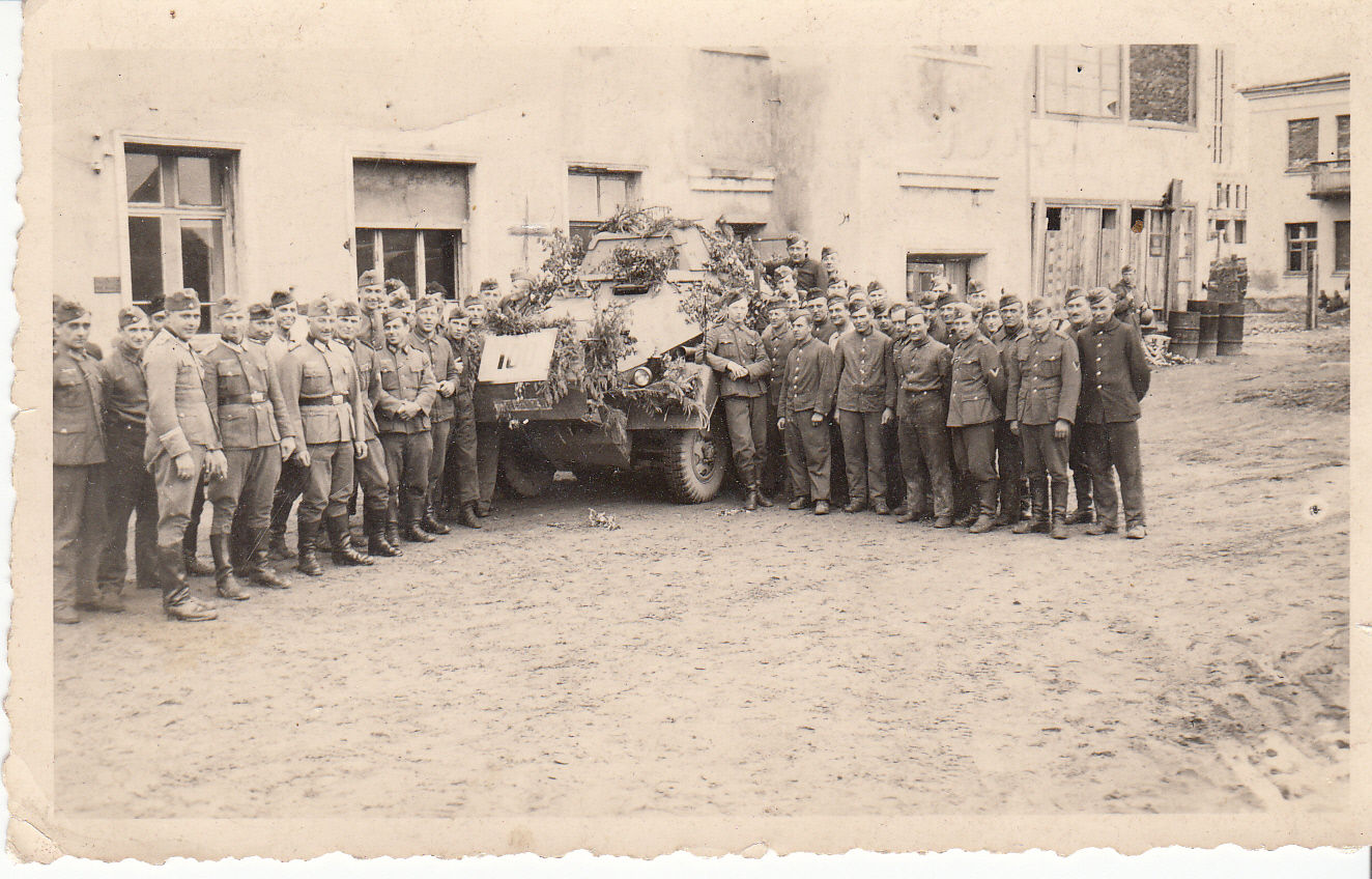 Sdkfz. Panzer-Spähwagen - Feier 100. Spähfahrt, Smolensk 1942.JPG