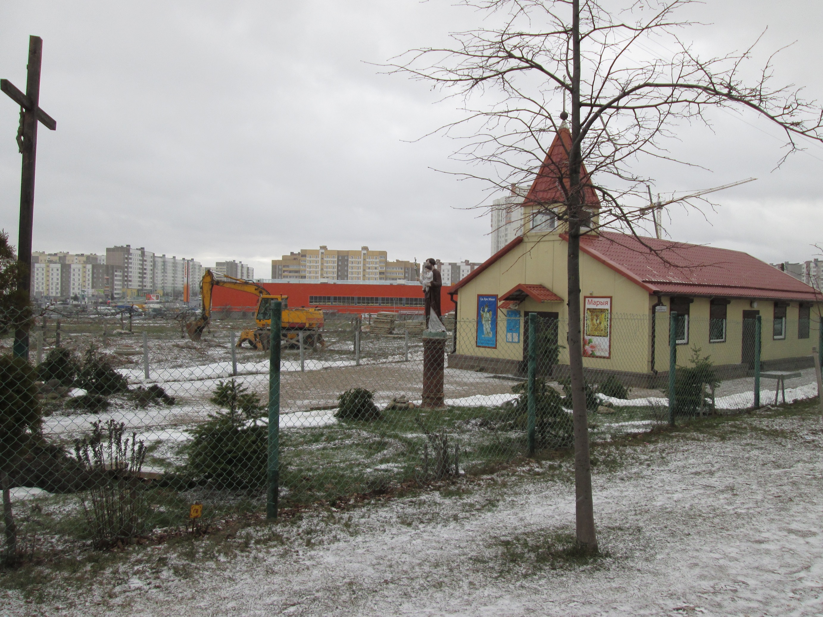 Еще  один  костел  будет  стоять  в  нескольких  сотнях  метров  от  дома.