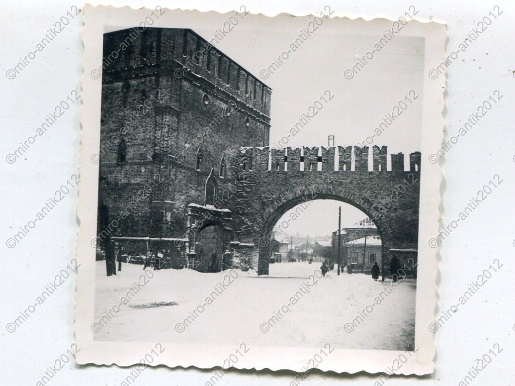 Blick durch die Stadtmauer, Smolensk.JPG