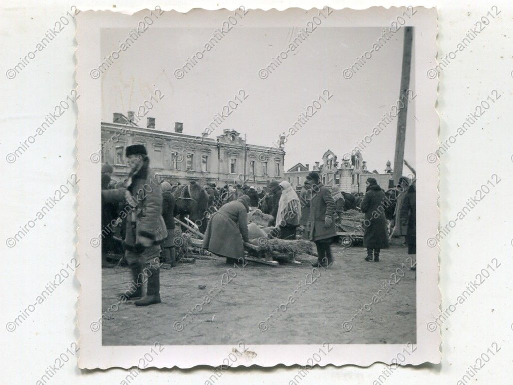 Bevölkerung auf dem Markt von Smolensk.JPG