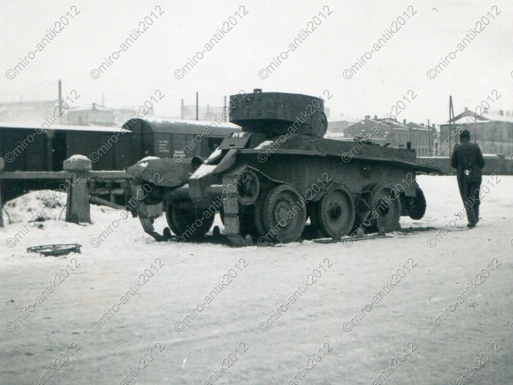 Panzer vor dem Hauptbahnhof von Smolensk_.JPG