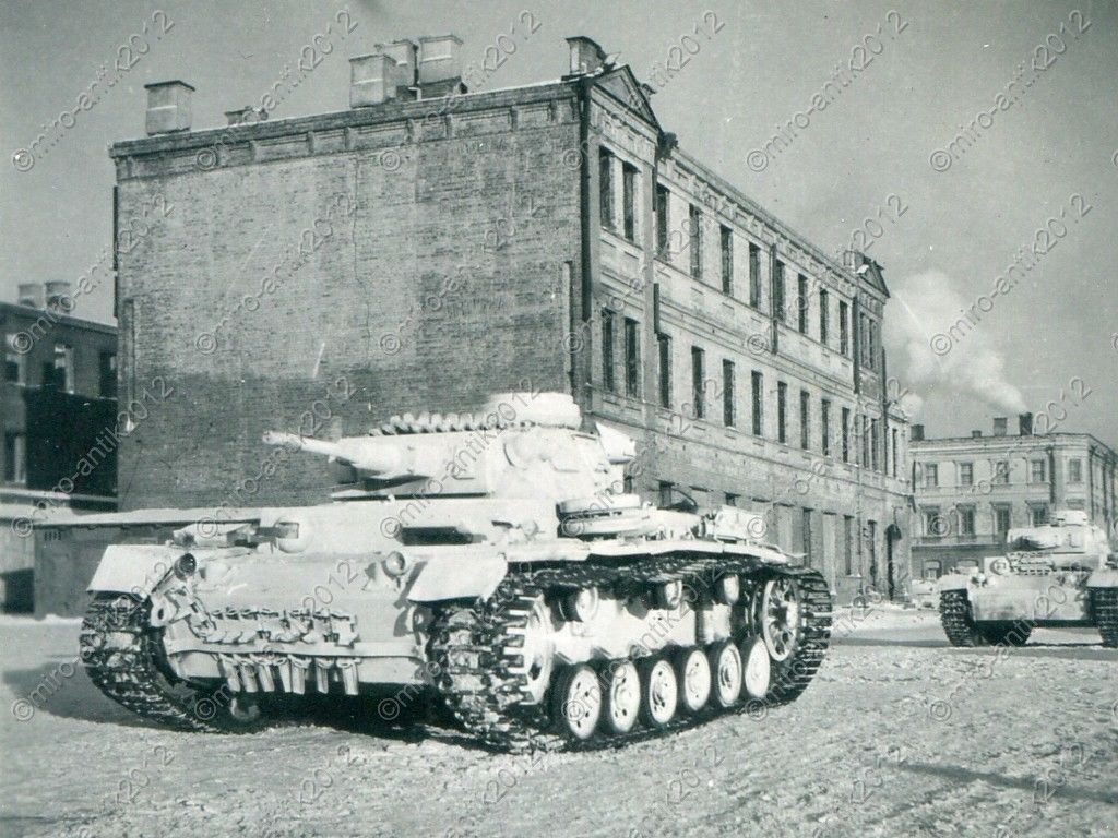 Foto, Panzer-Regiment 1, Panzer III in Wintertarn, Smolensk, Russland, (SW)_.JPG