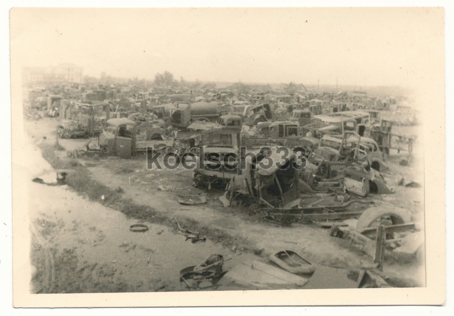 Smolensk Russland 1942 Fahrzeug Friedhof PKW LKW Wracks Ostfront.jpg