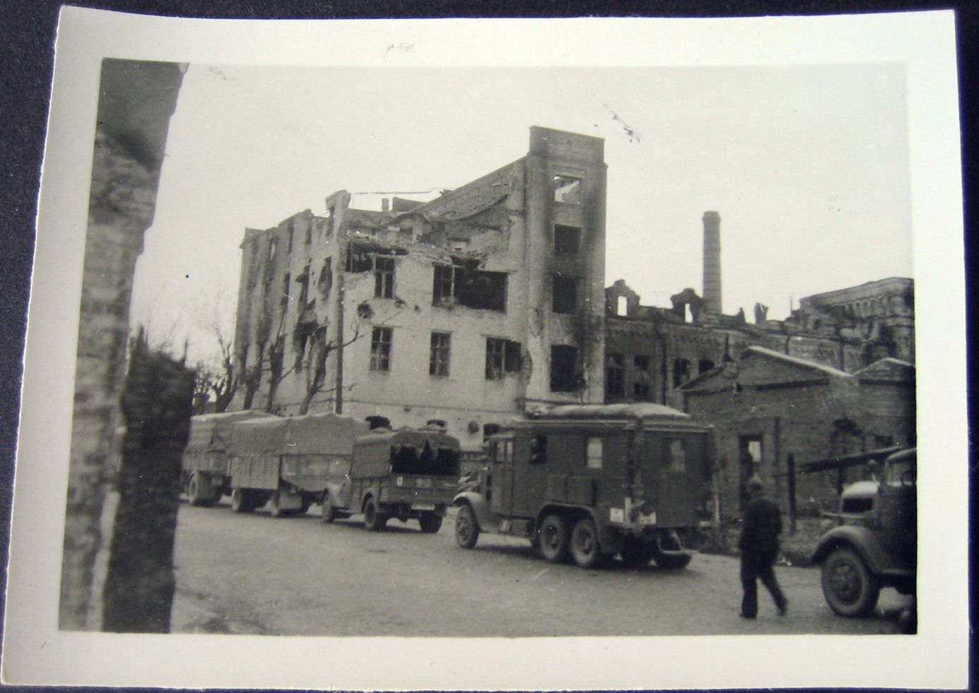 Ostfront 1941, dt. Lkw-Kolonne im zerstörten Smolensk.jpg