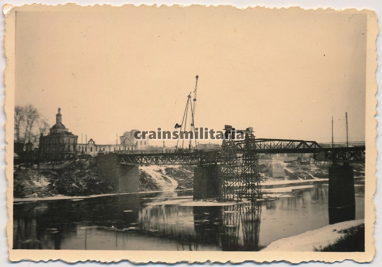 Foto Notbrücke zerstörte Brücke Kirche in SMOLENSK Russland 1941.jpg