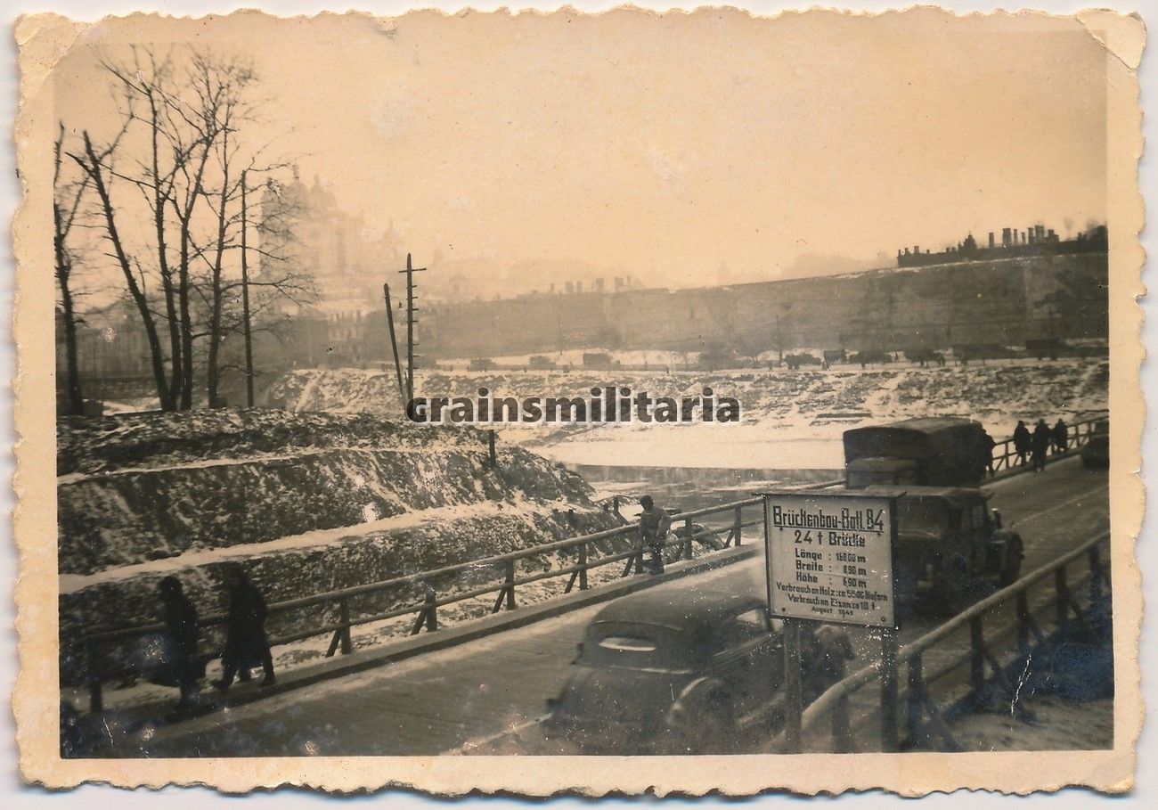 Foto Pkw Lkw auf Dnjepr Notbrücke b. Weissrussland Russland.jpg