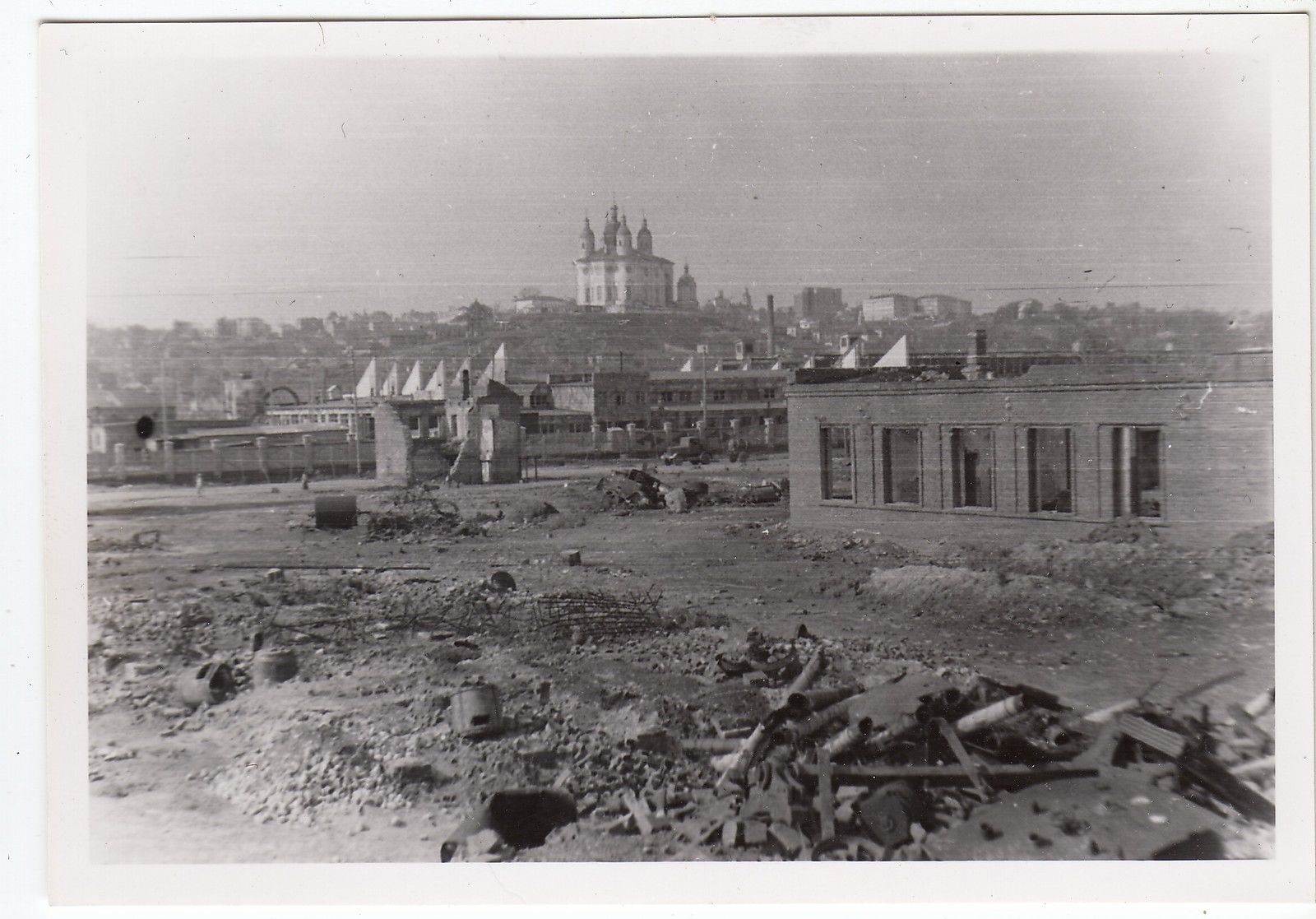 Wehrmacht im zerstörten Smolensk orthodoxe Kathetrale und Häusertrümmer 1941.jpg