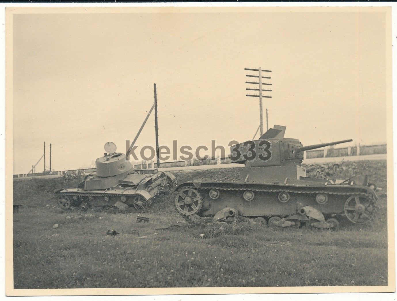 Foto russische T-26 Panzer Wracks an der Rollbahn Smolensk - Moskau in Russland.jpg