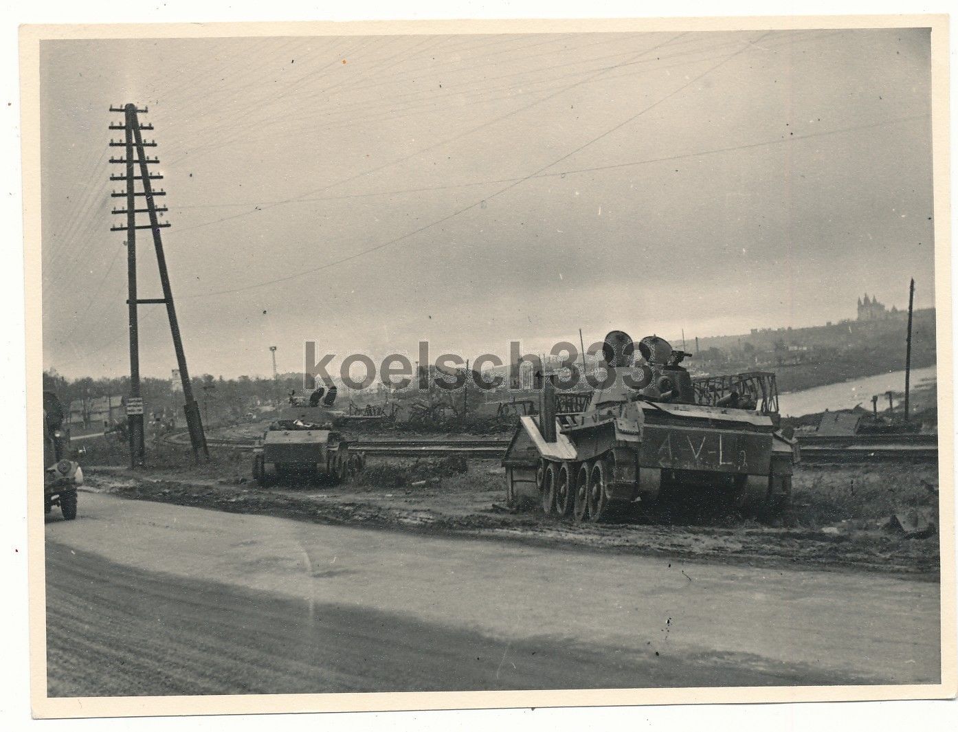 Foto russische BT Panzer Wracks vor den Ruinen von Smolensk Ostfront Russland.jpg