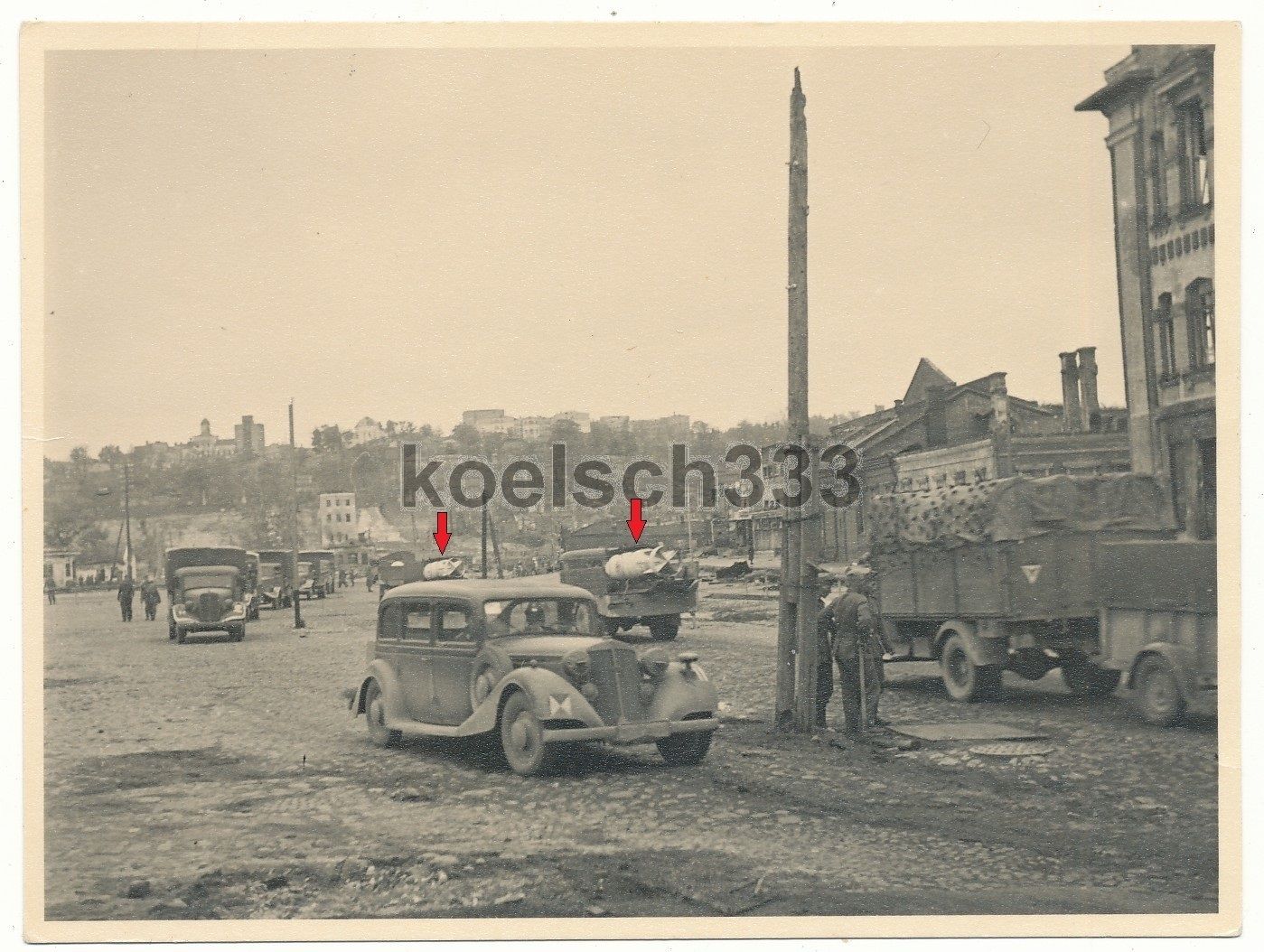 Foto LKW´s mit Fliegerbomben der Luftwaffe in Smolensk ! Auto Union PKW Russland.jpg