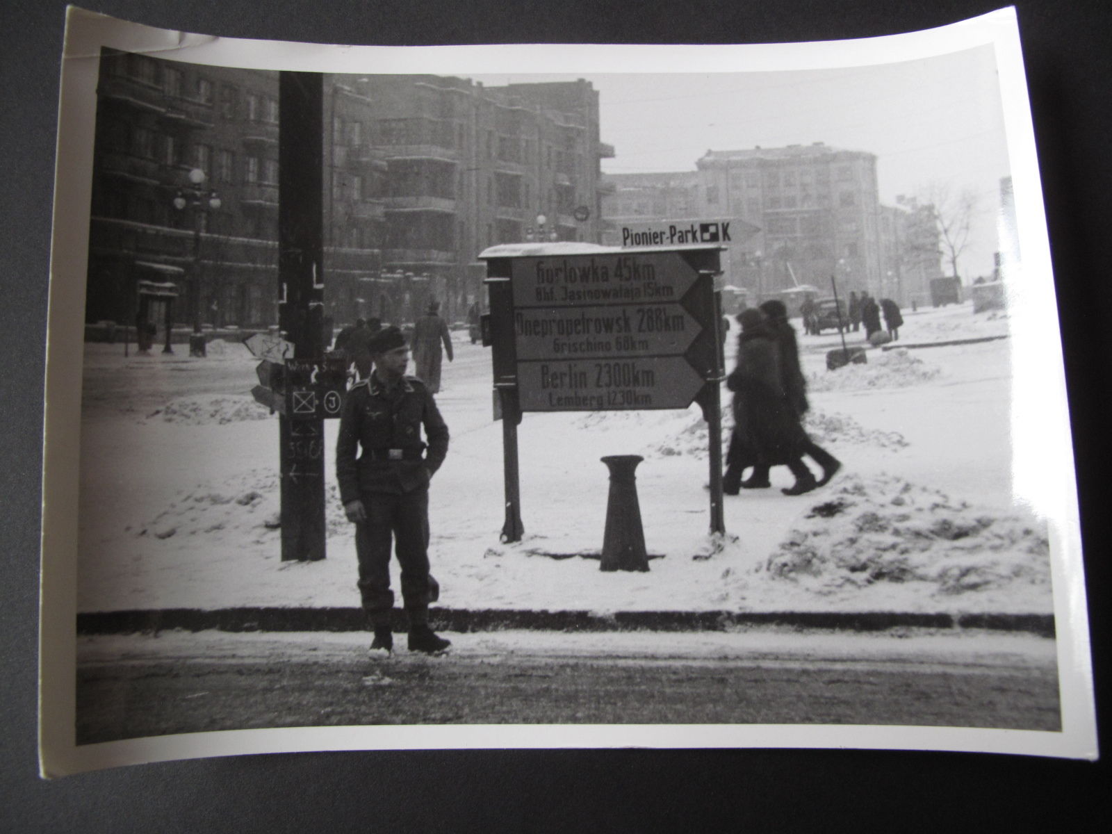 820# PK Foto Fallschirmjäger in Smolensk vor Wegweisern 1941.jpg