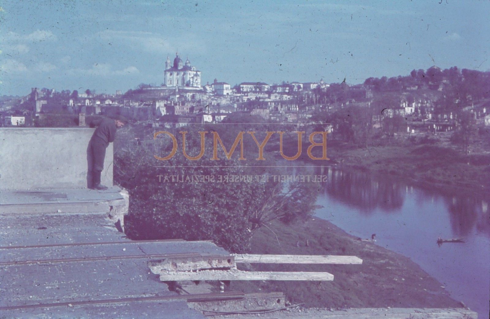 Farb-Dia-color-Mann-auf-zerstörter-Brücke-Fluss.jpg