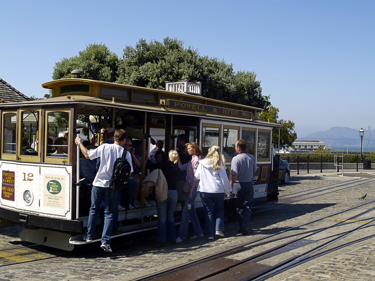 san_francisco_cable_car_crowd.jpg